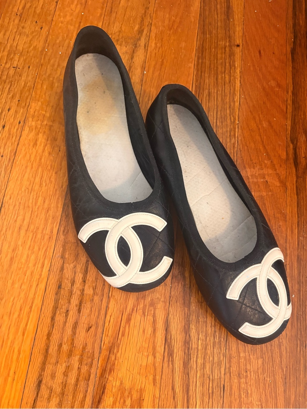 CHANEL Black Quilted Leather Ballet Flats with White CC Emblem